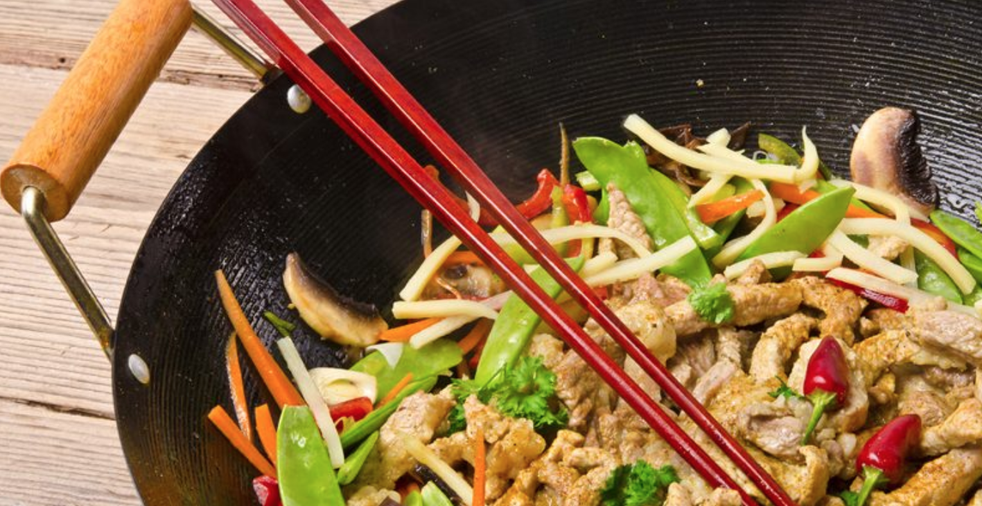 cerdo  con tirabeques en wok